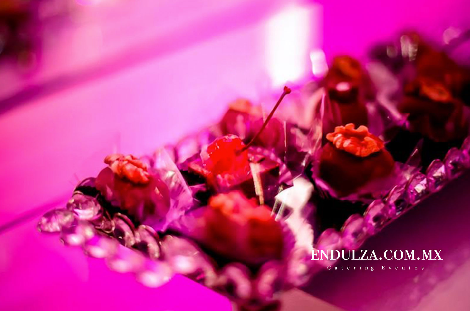 servicio mesas de dulces, montaje elegante con cristaleria, mesas de dulces eventos elegantes, decoracion elegante con flores
